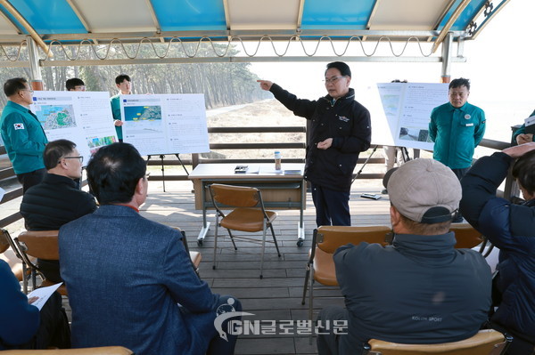 심덕섭고창군수가2월26일현장방문에서고창서해안권발전구상을밝히고있다